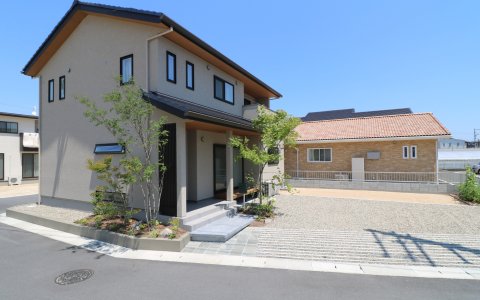 川砂利の駐車場