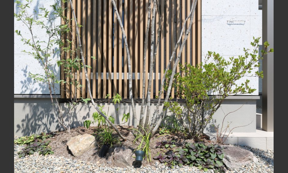 倉敷市｜縦格子と植栽が彩る和モダン外構