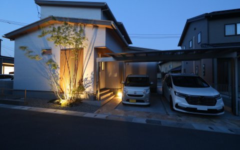 倉敷市｜縦格子と植栽が彩る和モダン外構