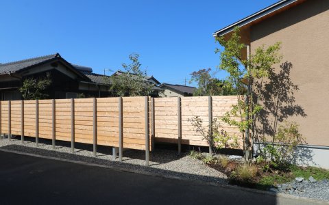 板塀に囲まれた芝庭