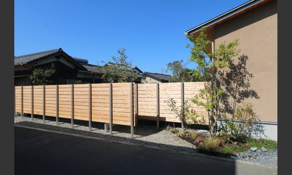 板塀に囲まれた芝庭
