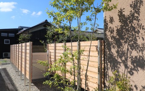 板塀に囲まれた芝庭