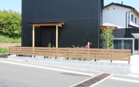 総社市｜焼杉に映えるナチュラル外構