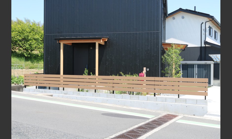 総社市｜焼杉に映えるナチュラル外構