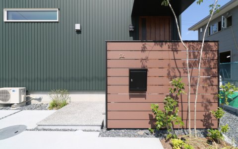 岡山市｜緑の外壁と調和するエクステリア