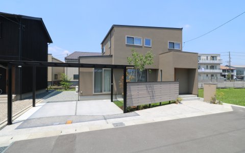 総社市｜グレージュを引き立てる植栽