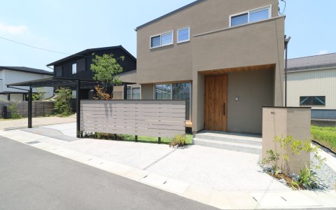 総社市｜グレージュを引き立てる植栽