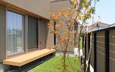 総社市｜グレージュを引き立てる植栽