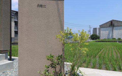 総社市｜グレージュを引き立てる植栽