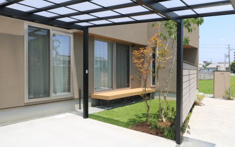 総社市｜グレージュを引き立てる植栽
