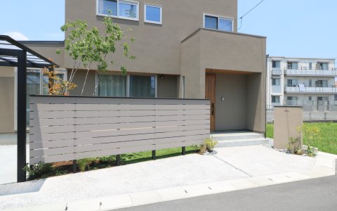 総社市｜グレージュを引き立てる植栽