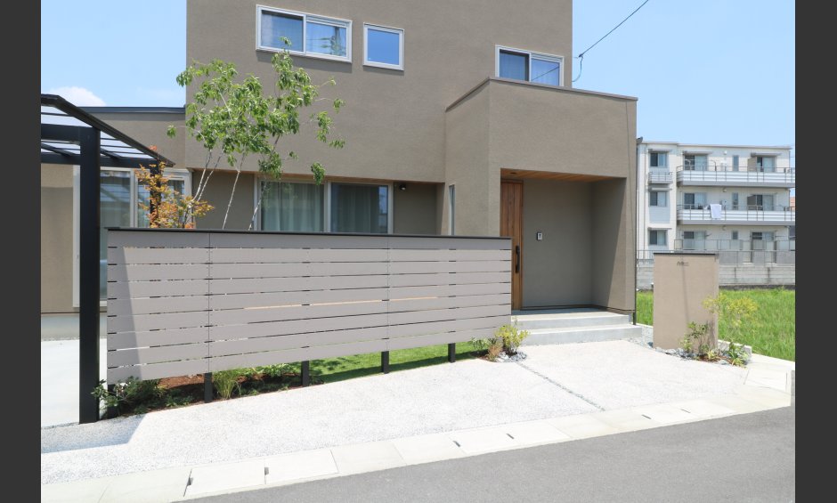 総社市｜グレージュを引き立てる植栽
