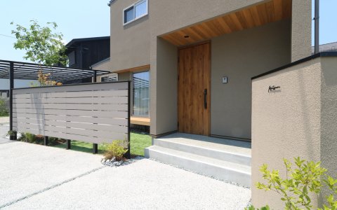 総社市｜グレージュを引き立てる植栽