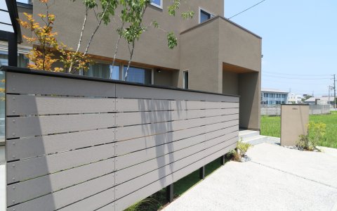 総社市｜グレージュを引き立てる植栽