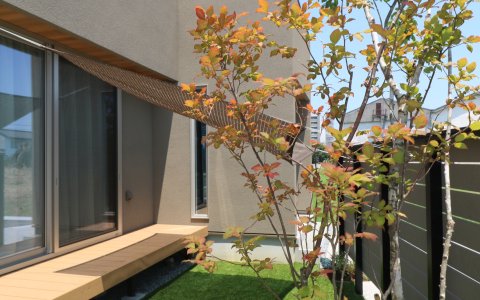 総社市｜グレージュを引き立てる植栽