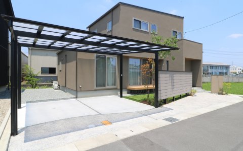 総社市｜グレージュを引き立てる植栽