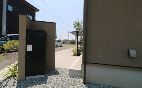 総社市｜グレージュを引き立てる植栽