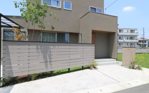 総社市｜グレージュを引き立てる植栽