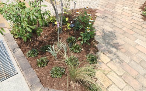 岡山市｜レンガと天然枕木で作る温もりの庭