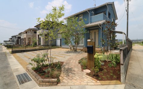 岡山市｜レンガと天然枕木で作る温もりの庭