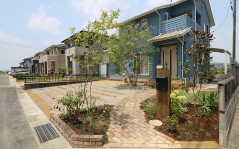 岡山市｜レンガと天然枕木で作る温もりの庭