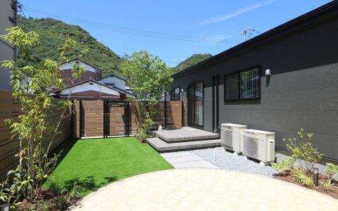 玉野市｜タイルデッキと芝で愉しむ庭時間