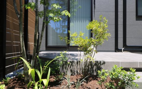 玉野市｜タイルデッキと芝で愉しむ庭時間