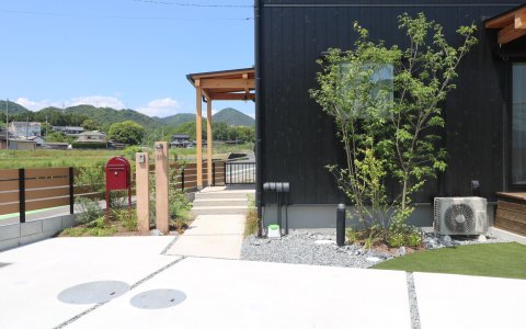 総社市｜焼杉に映えるナチュラル外構