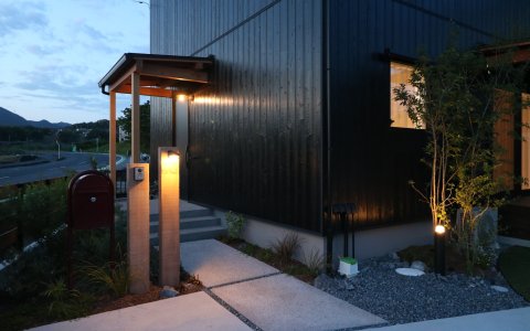 総社市｜焼杉に映えるナチュラル外構