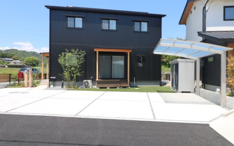 総社市｜焼杉に映えるナチュラル外構