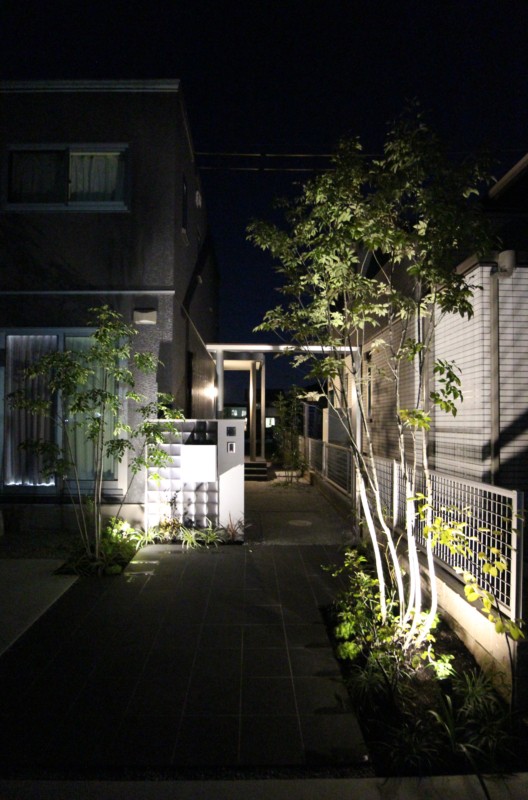倉敷市｜植栽映えるタイルを使った外構