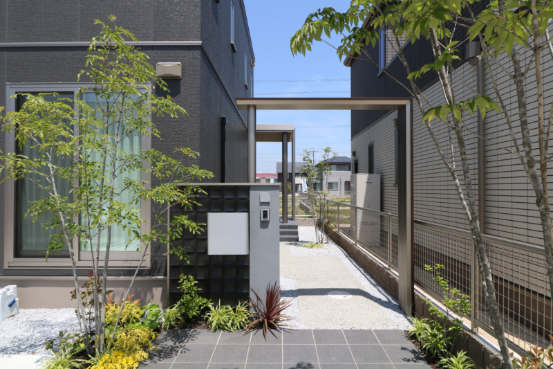 倉敷市｜植栽映えるタイルを使った外構