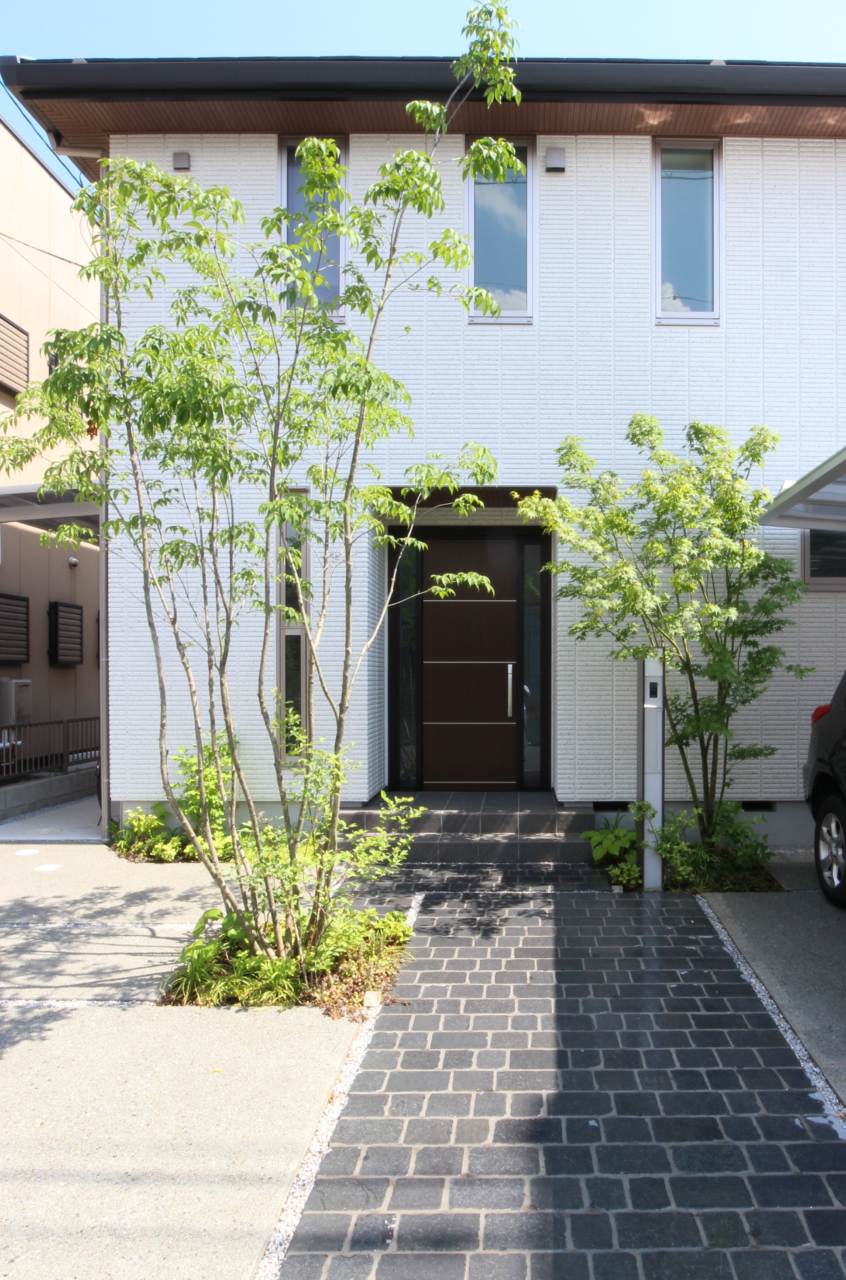 倉敷市｜シンボルツリーと石畳の外構