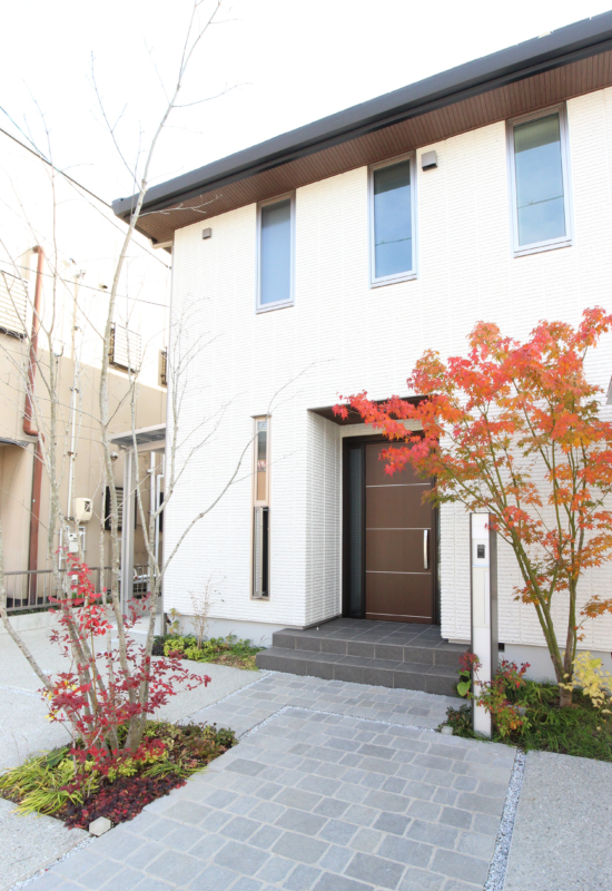 倉敷市｜シンボルツリーと石畳の外構