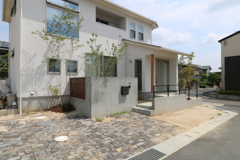 岡山市｜モルタルと植栽のナチュラル外構
