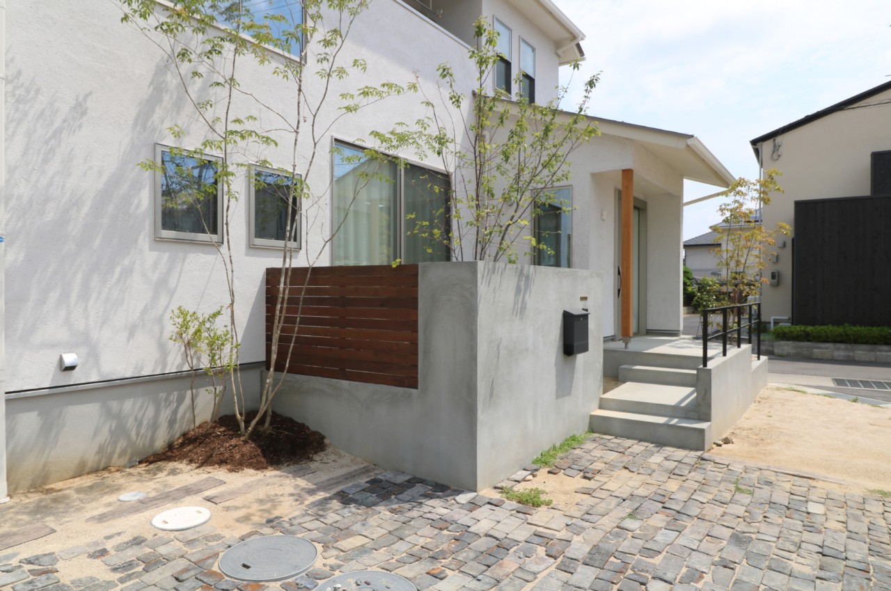 岡山市｜モルタルと植栽のナチュラル外構