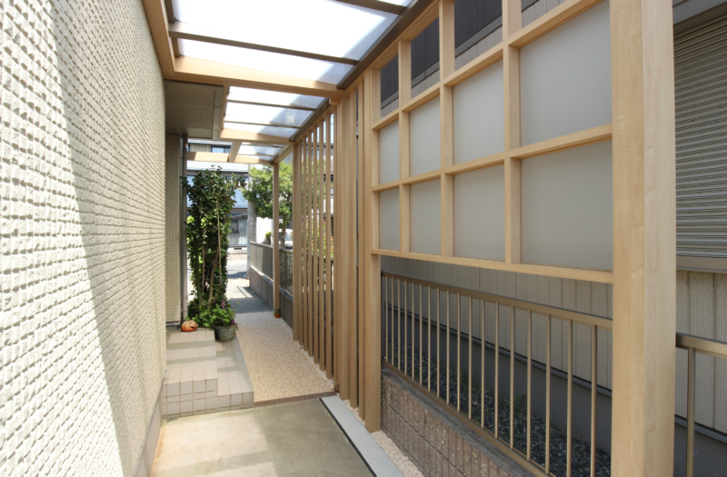 倉敷市｜雨に濡れないルーフアプローチ
