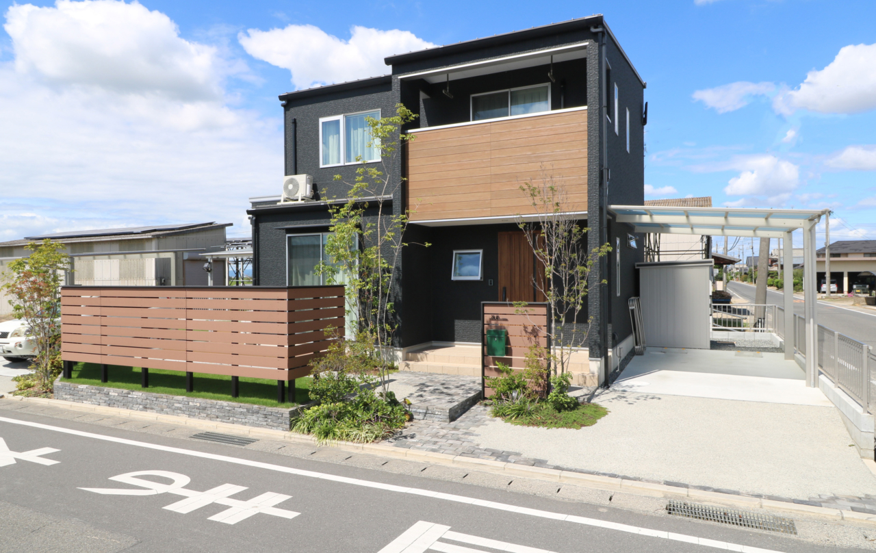 岡山市｜木調フェンスで彩るナチュラル外構