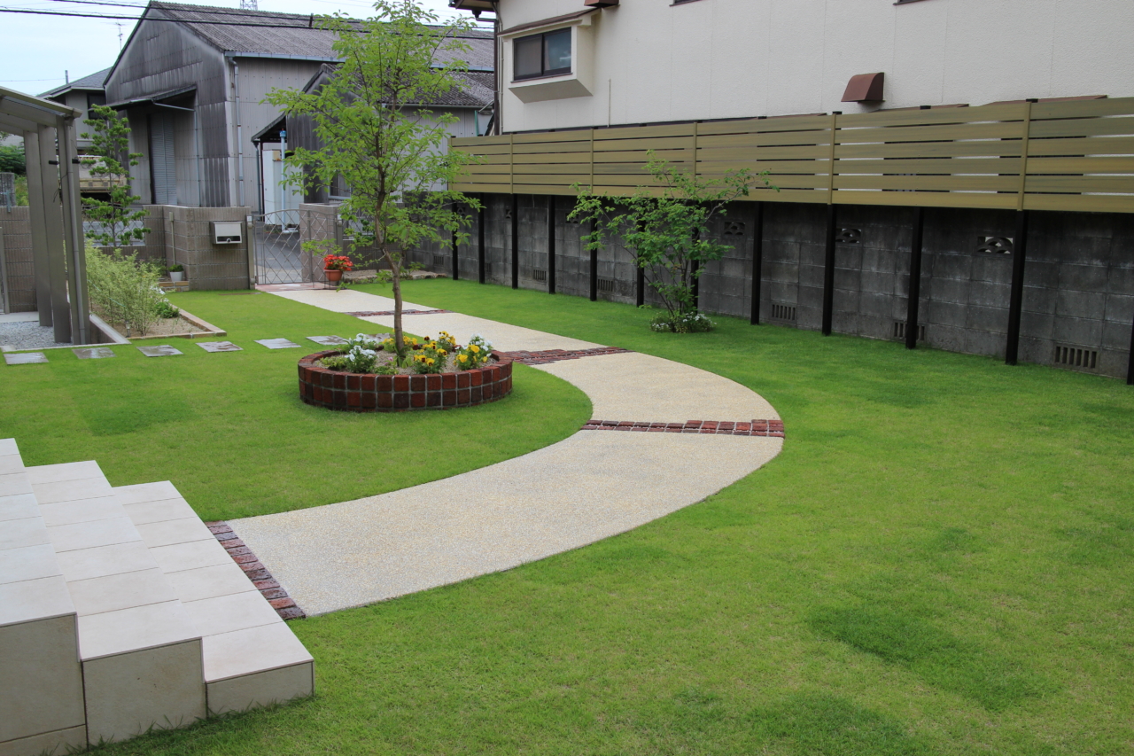 倉敷市｜芝の前庭が美しいナチュラル外構