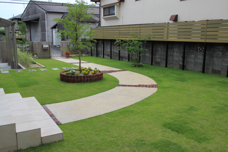 倉敷市｜芝の前庭が美しいナチュラル外構