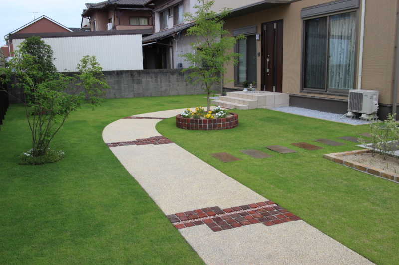 倉敷市｜芝の前庭が美しいナチュラル外構