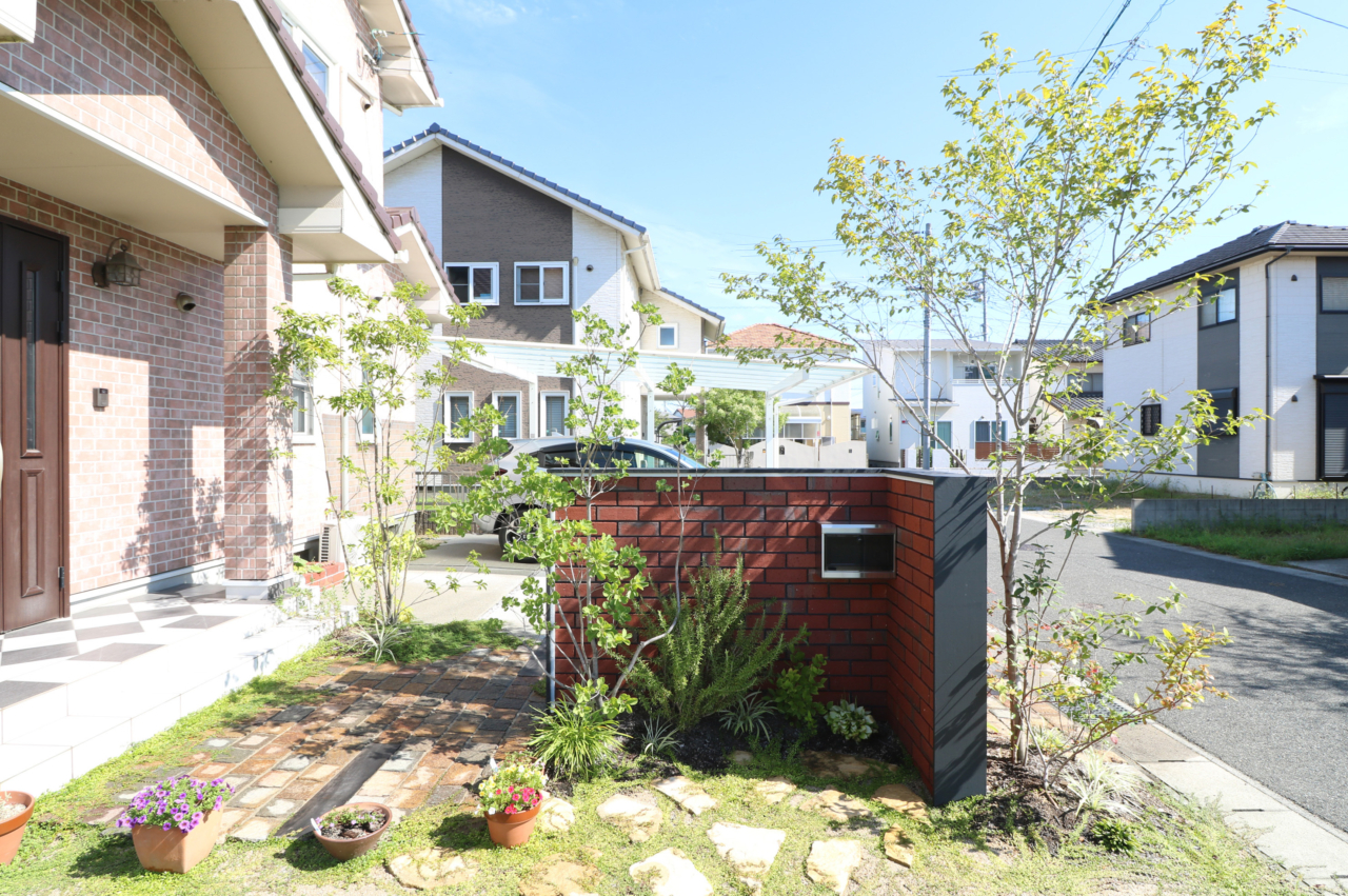倉敷市｜レンガ門柱と植栽で温かみある外構