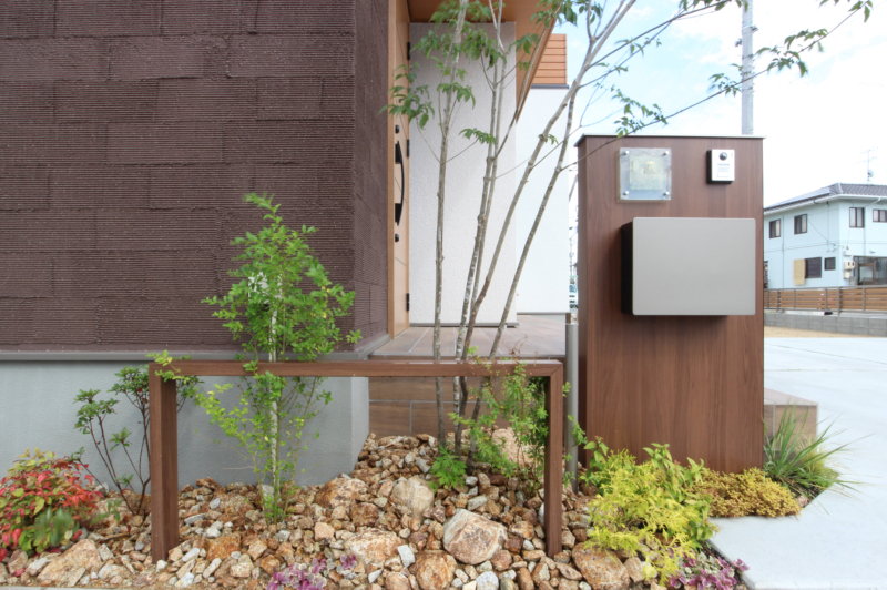 倉敷市｜ブラウン外壁と植栽のコントラスト