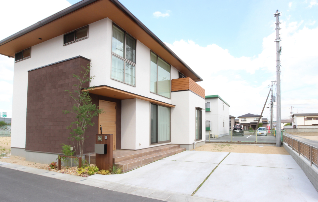 倉敷市｜ブラウン外壁と植栽のコントラスト
