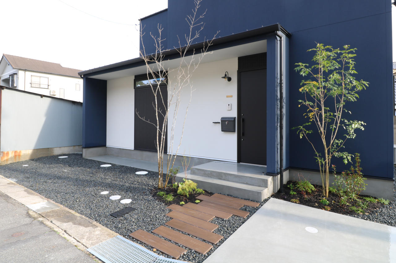 玉野市｜シンプルに植栽で魅せる外構