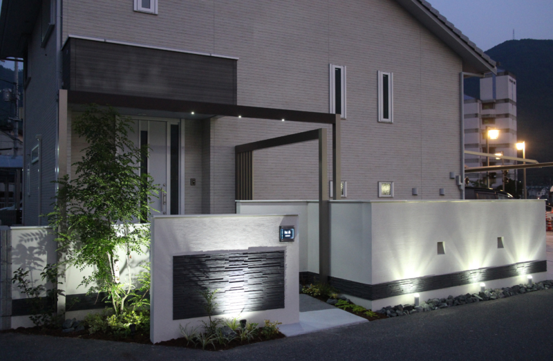高梁市｜フレームと門周り照明が魅力の外構