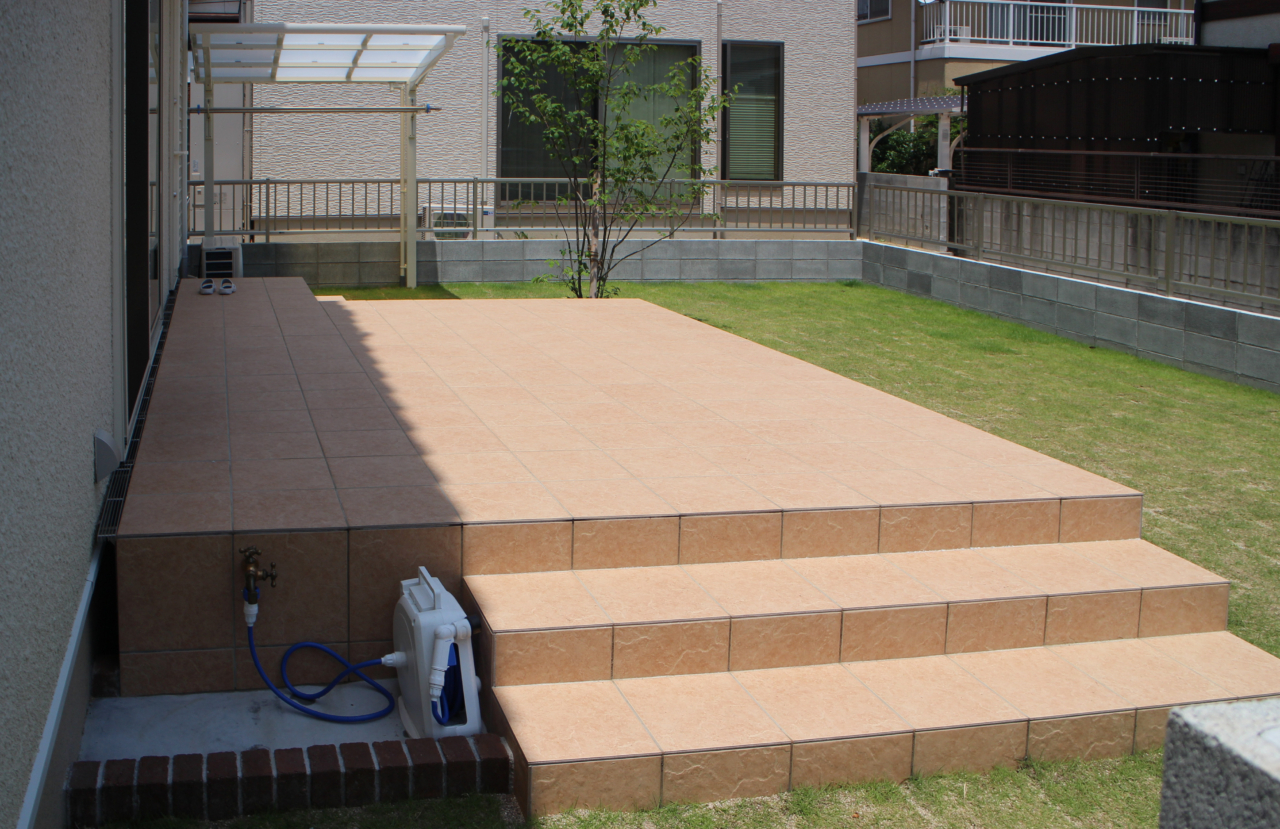 倉敷市｜上品な白煉瓦と洗い出しアプローチ