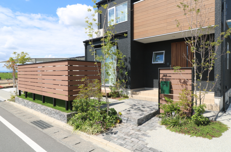 岡山市｜木調フェンスで彩るナチュラル外構