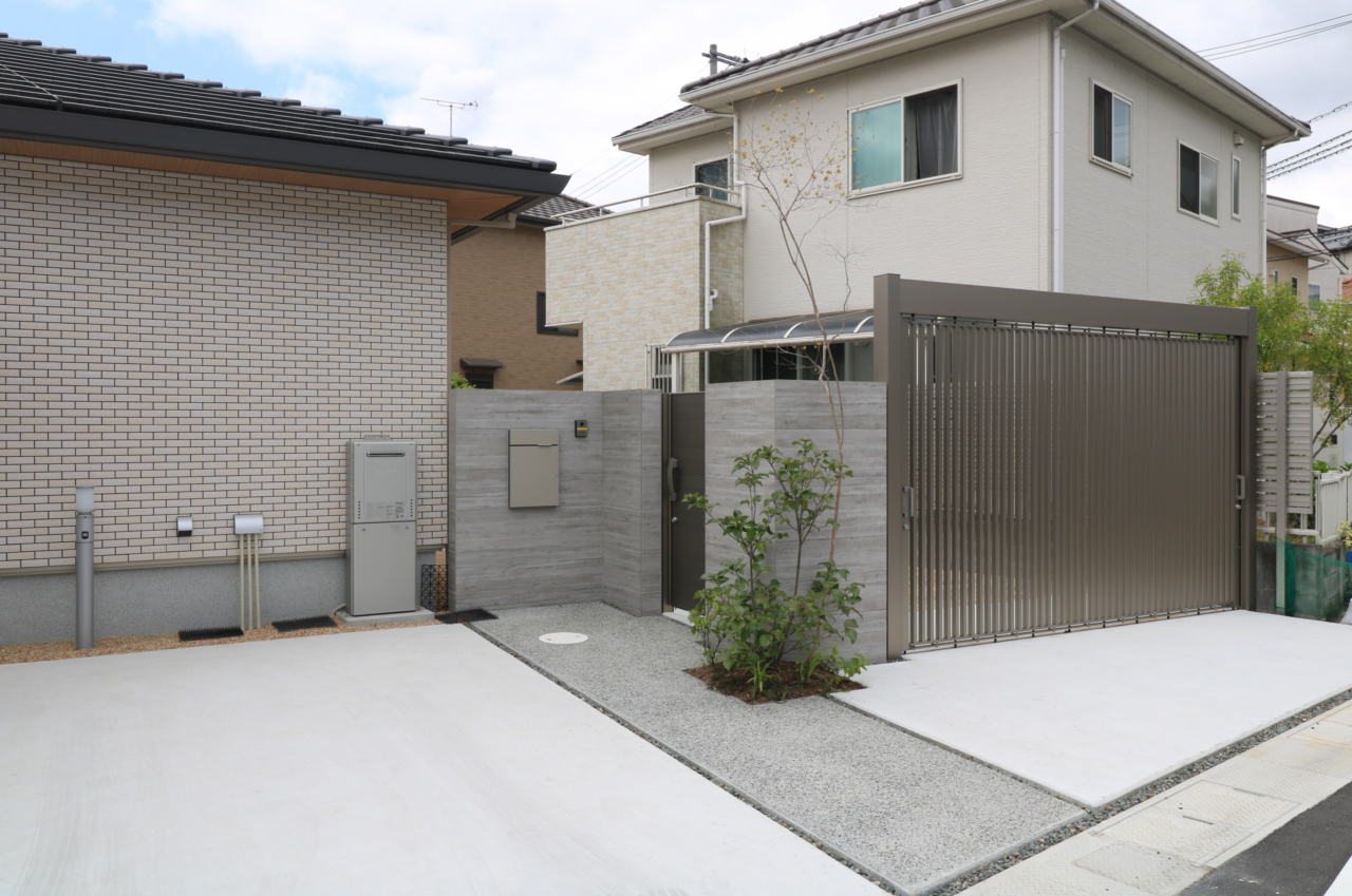 倉敷市｜高級感あるゲートと植栽の外構