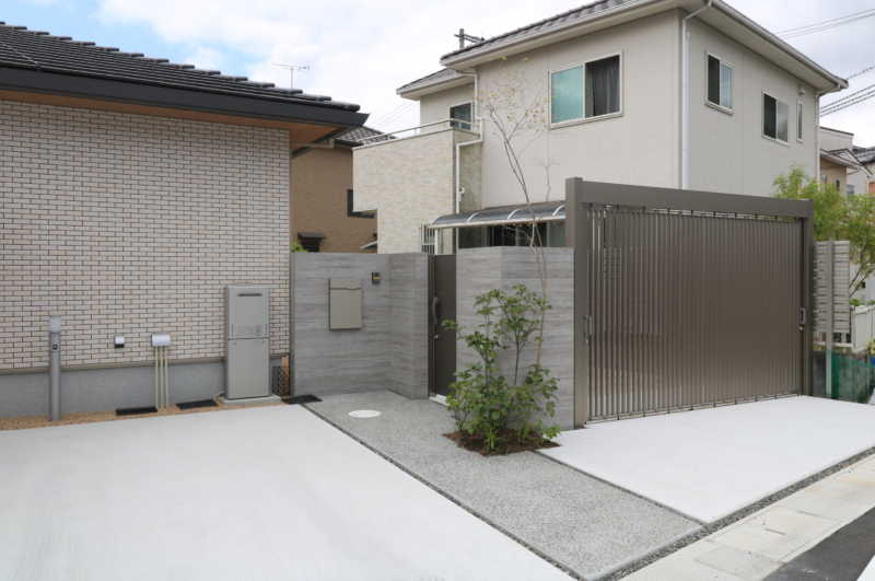 倉敷市｜高級感あるゲートと植栽の外構